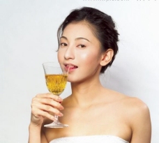 女性喝洋酒图片