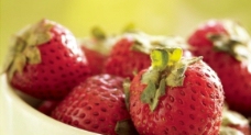 成熟草莓图片