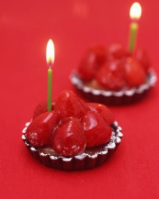 点上蜡烛的草莓蛋糕图片