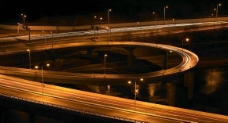 夜幕下的城市公路图片
