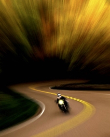摩托车夜间驾驶图片