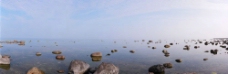 湖泊中散乱的石头图片