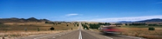 汽车在沙漠公路中飞驰图片