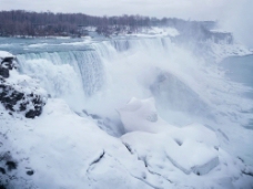 结冰的瀑布溪流图片