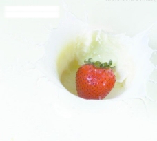 牛奶中的草莓图片