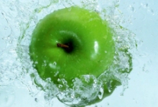 水里的清苹果图片