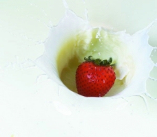 牛奶中的草莓图片